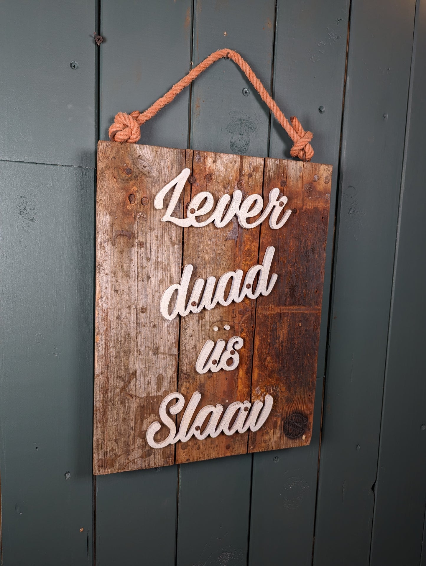 Driftwood-Schild "Lever Duad üs Slav" mit Barnacles