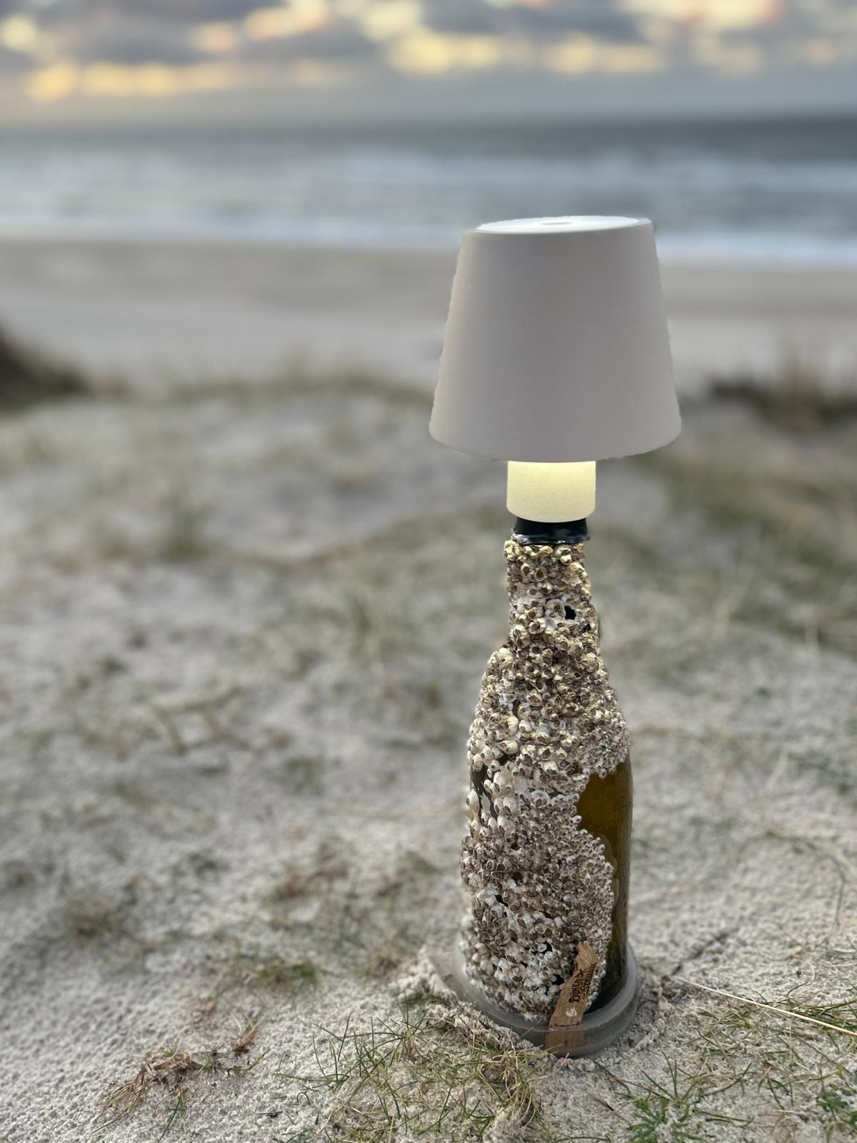 đ Barnacles Ocean Lamp â eine Weinflasche vom Meeresgrund, neu geboren als maritimes Kunstwerk