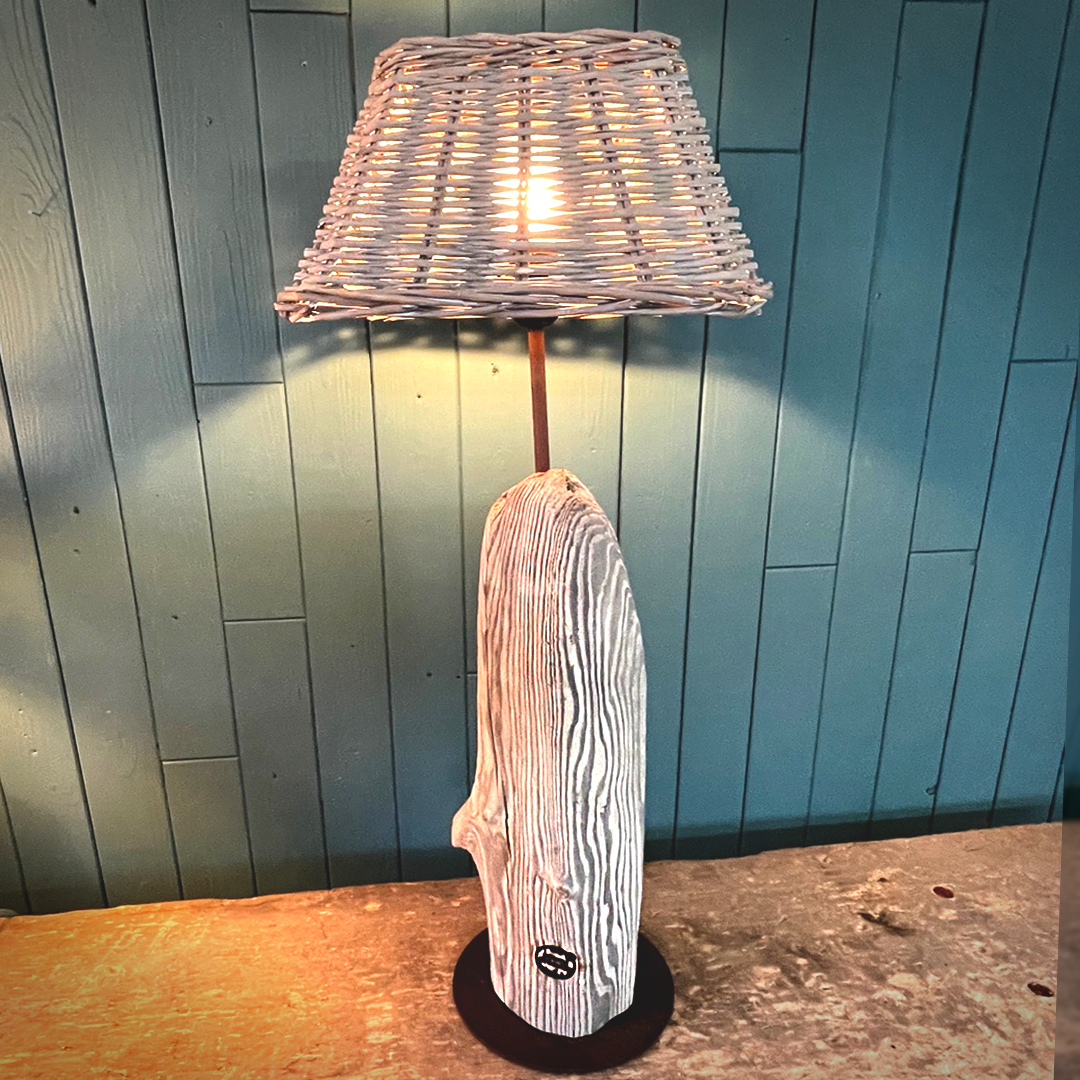 Driftwood-Buhnenlampe