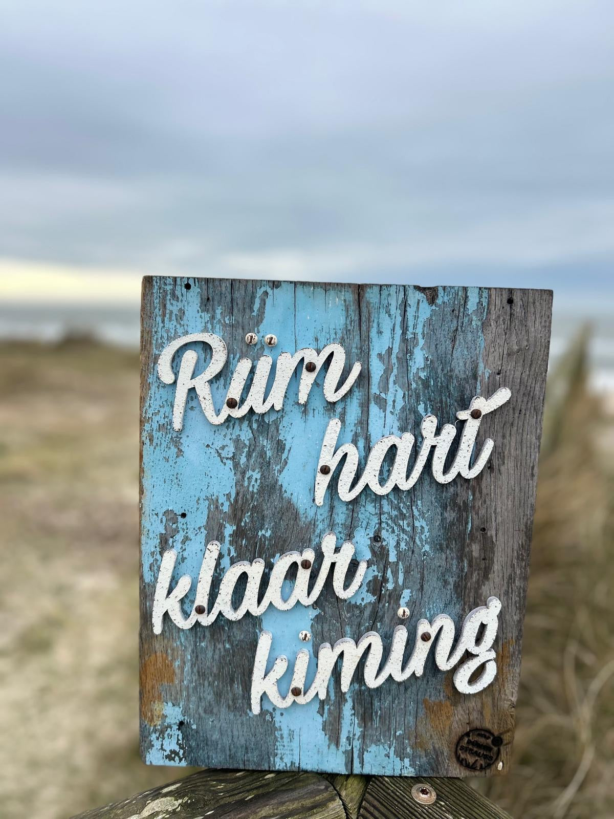 Driftwood Schild „Rüm hart – klaar Kiming“ – Weites Herz. Klarer Horizont.