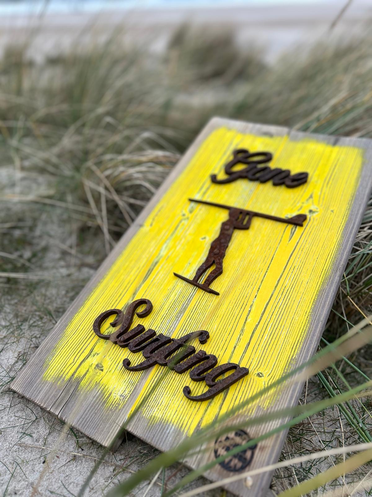 Driftwood Schild „Gone Surfing“ – Surf &Nordseefeeling pur