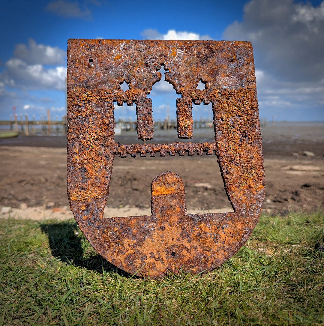 Hamburger Wappen mit Seepocken bewachsen