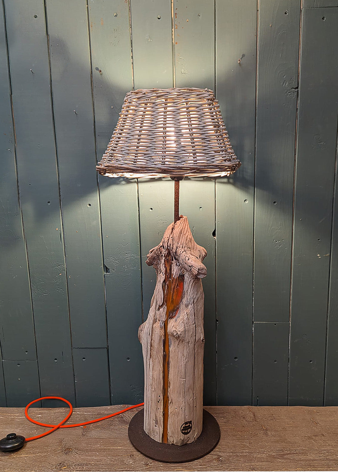 Driftwood-Buhnenlampe mit Epoxidharz