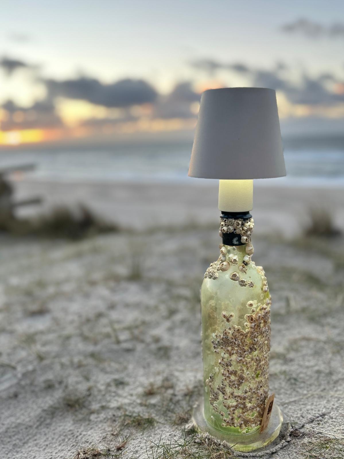 🌊 Barnacles Ocean Lamp – eine Weinflasche vom Meeresgrund, neu geboren als maritimes Kunstwerk