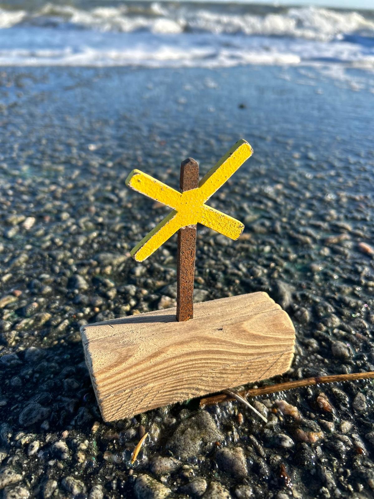 Mini Driftwood Skulptur „Buhnenkreuz“ – klein, aber voller Küstencharme