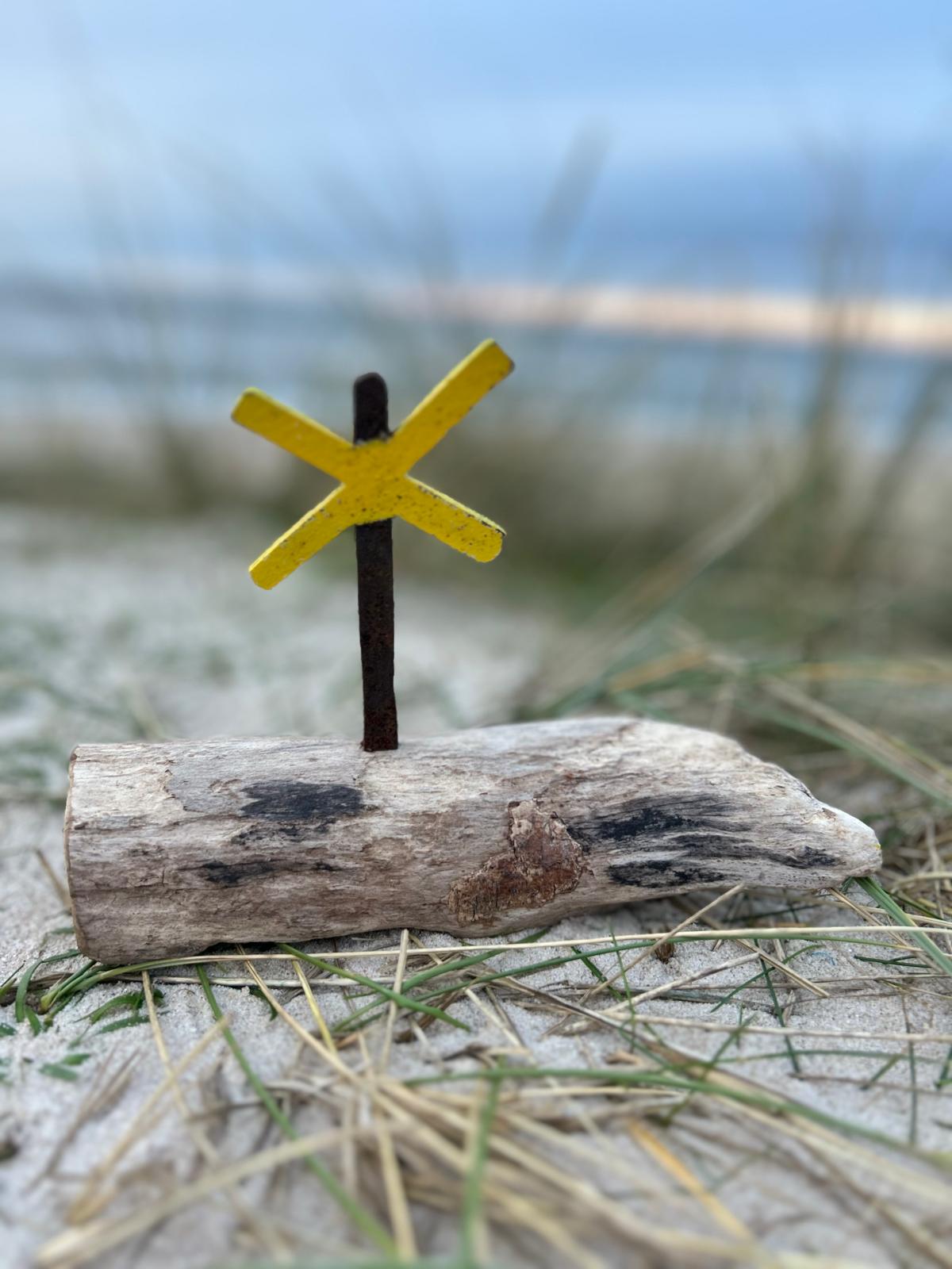 Mini Driftwood Skulptur „Buhnenkreuz“ – klein, aber voller Küstencharme