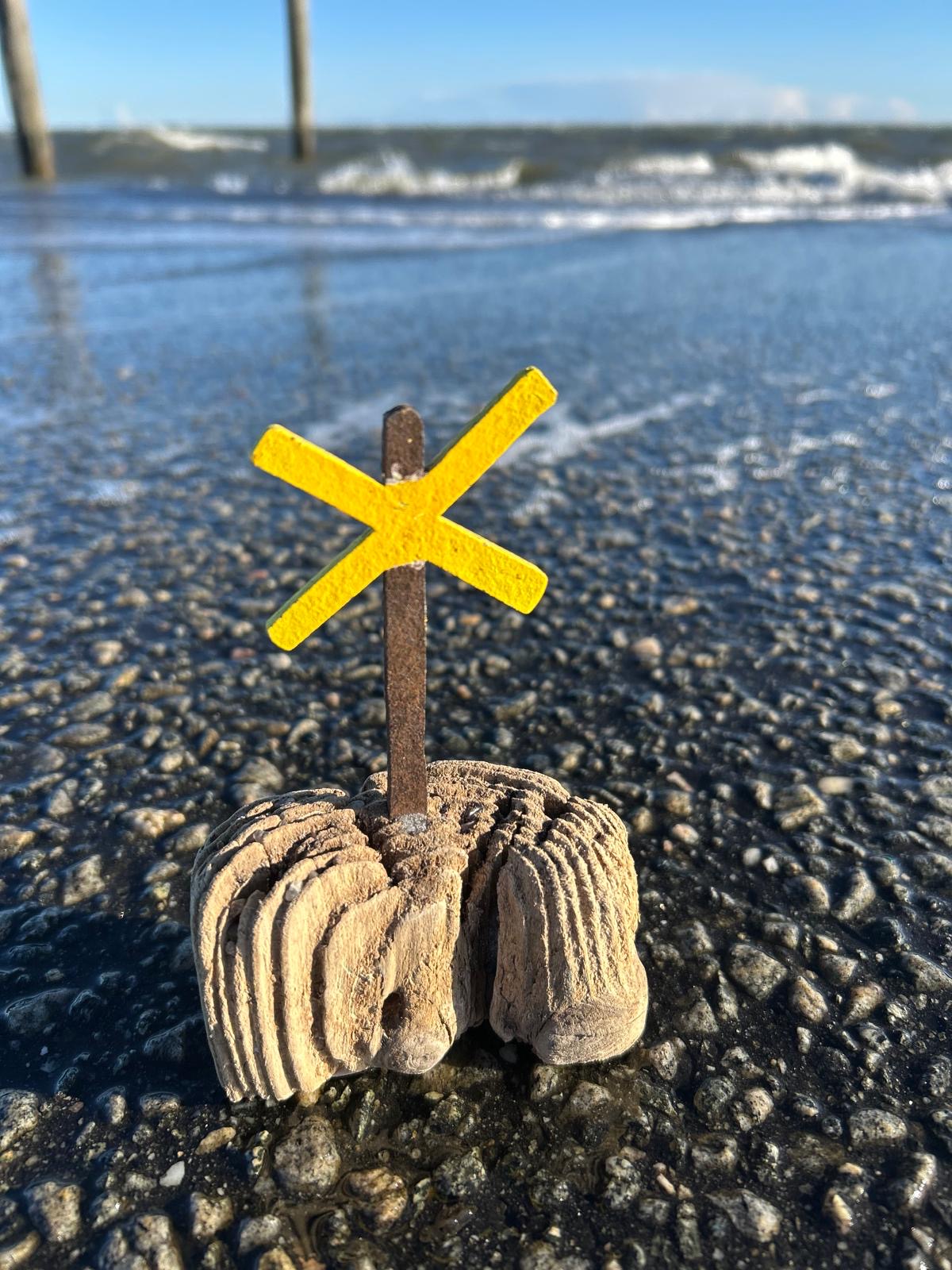 Mini Driftwood Skulptur „Buhnenkreuz“ – klein, aber voller Küstencharme
