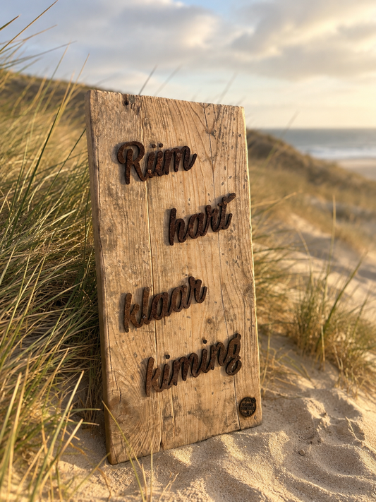 Driftwood Schild „Rüm hart – klaar Kiming“ – Weites Herz. Klarer Horizont.