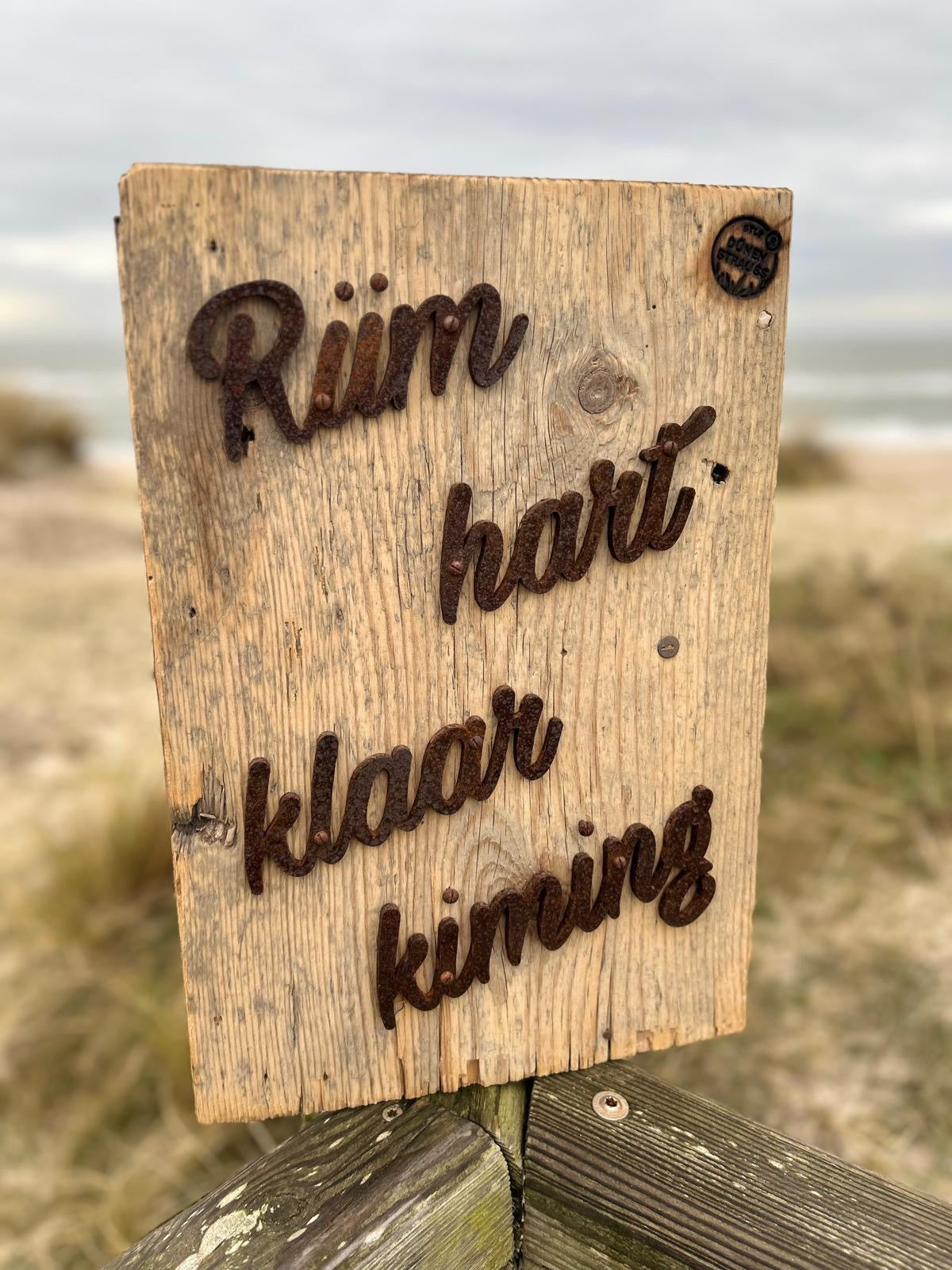 Driftwood Schild „Rüm hart – klaar Kiming“ – Weites Herz. Klarer Horizont.