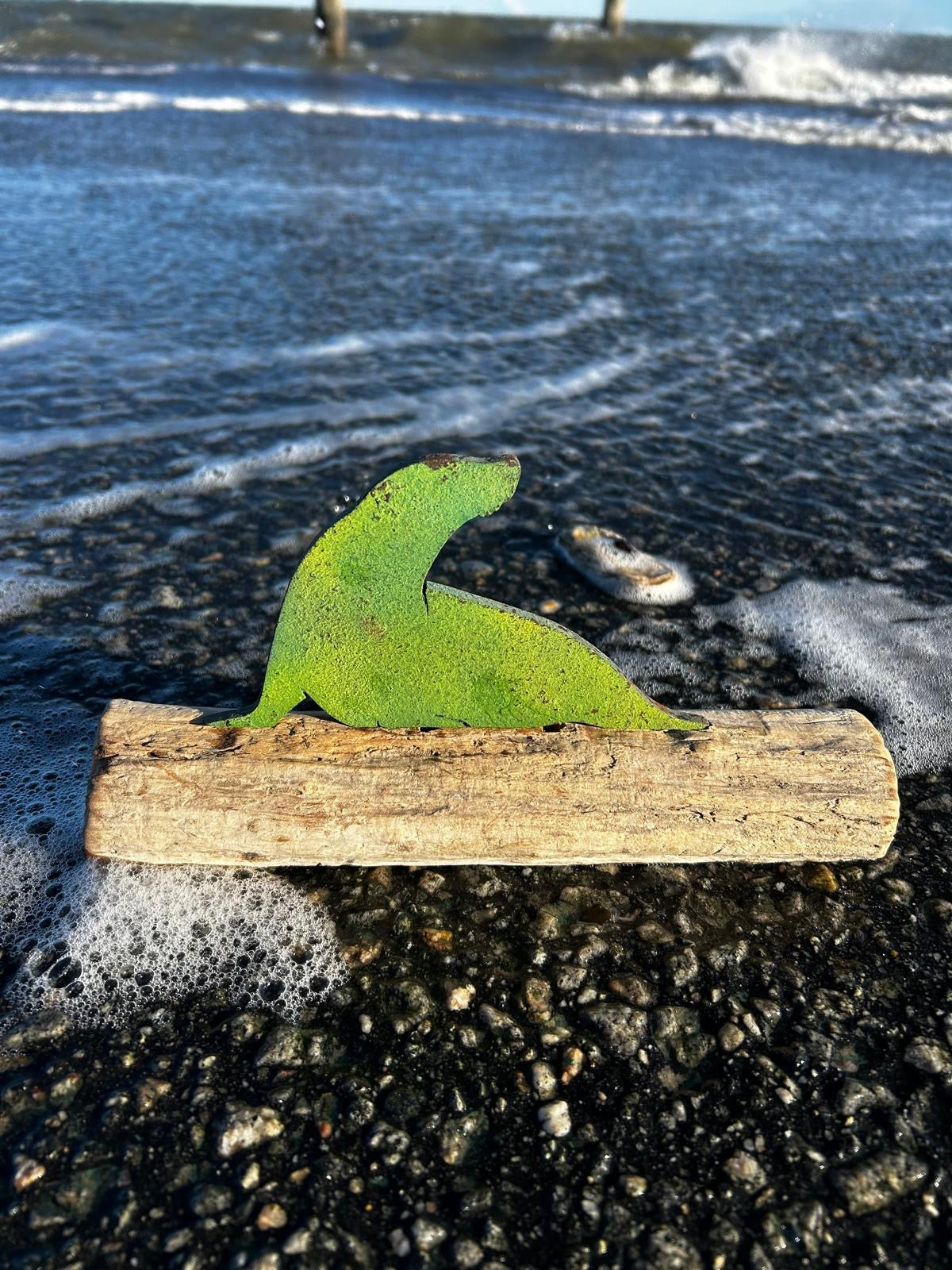 🌊 Driftwood Skulptur Robbe „Willi“ – der Charme der Nordsee in Holz und Stahl