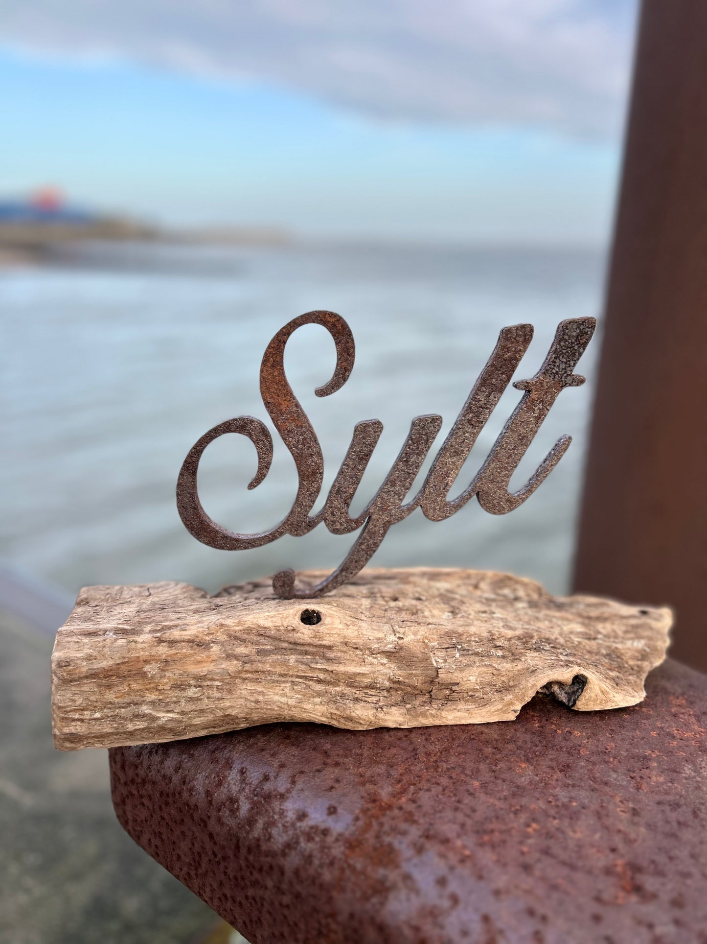 Driftwood Skulptur • Sylt Schriftzug
