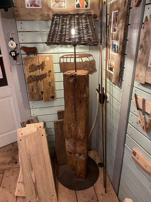 Driftwood Stehlampe – rustikal, einzigartig, handgefertigt