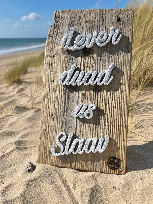 Driftwood-Schild "Lever Duad üs Slav" mit Barnacles