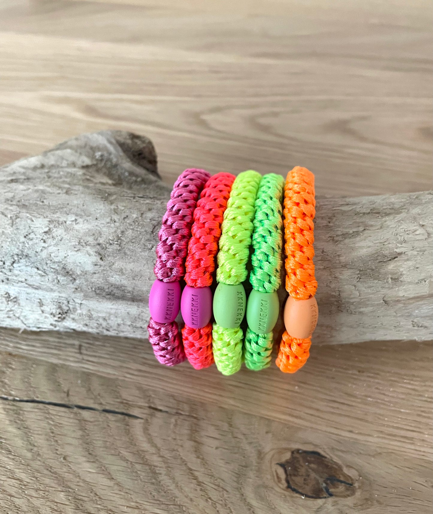 KKNEKKI  Haar & Armbänder | Neon Clean